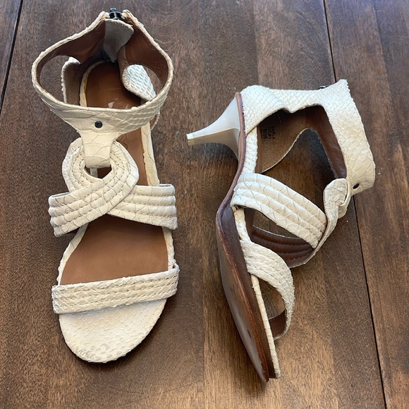 🌸DKNY 2” kitten heel with faux cream snake skin - back zipper closure - Picture 1 of 7